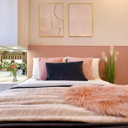 Downtown Studios - Your Modern Escape Near Ateneul Roman-2